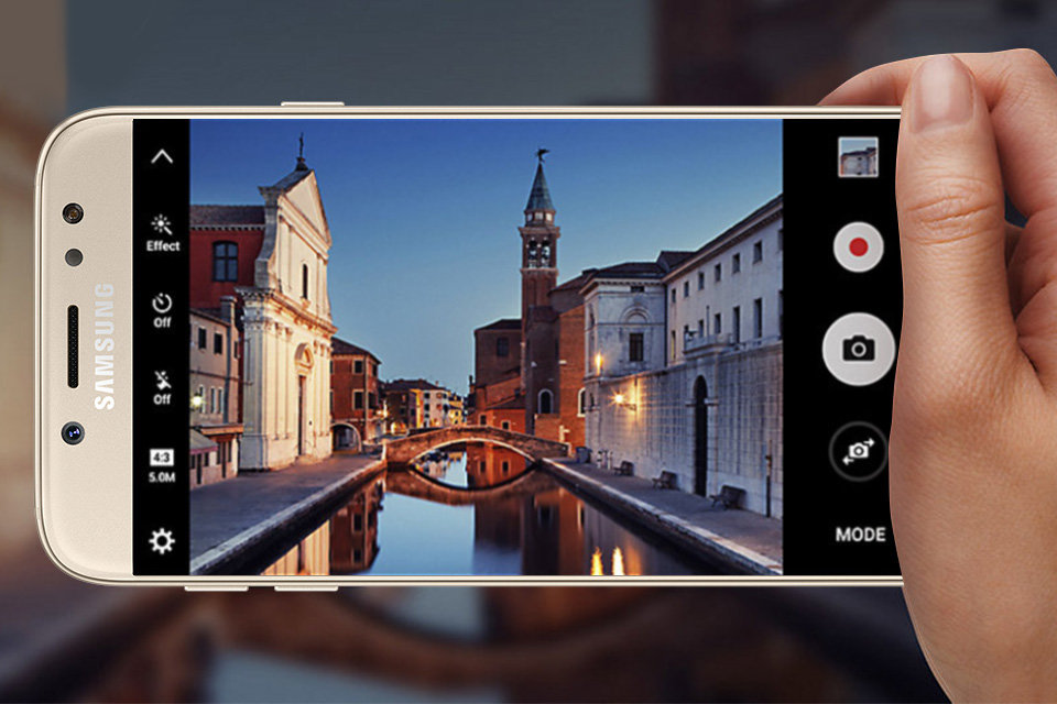 Samsung Jaśniejsze i bardziej wyraźne zdjęcia. Wysoka rozdzielczość aparatu, obiektyw F1.7 Samsung Jaśniejsze i bardziej wyraźne zdjęcia. Wysoka rozdzielczość aparatu, obiektyw F1.7