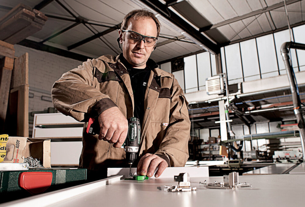 Wiertarko-wkrętarka METABO PowerMaxx BS Basic 600385500 mężczyzna używa narzędzia w pracy w warsztacie wszechstronne narzedzie dla majsterkowiczow niewielka konstrukcja ergonomiczna roznorodne zastosowania