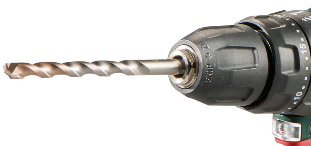 Wiertarko-wkrętarka METABO PowerMaxx BS Basic 600385500 zbliżenie na uchwyt wiertarski samozaciskowy uchwyt wiertarski mocowanie osprzętu w zakresie od 1,5 do 10 mm metalowy zaczep wygodne i bezpieczne przenoszenie narzędzia narzędzie zawsze pod ręką mobilność i efektywność pracy