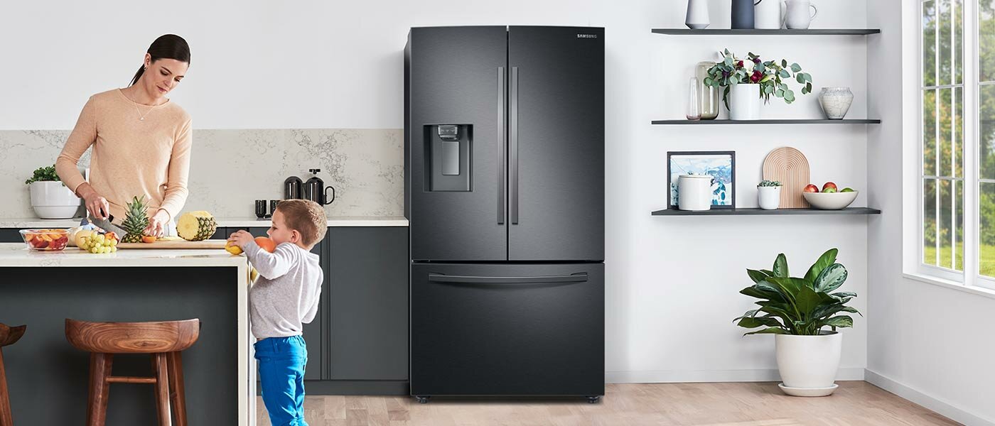 Przygotowanie posiłku w kuchni z lodówką Samsung Przygotowanie posiłku w kuchni z lodówką Samsung