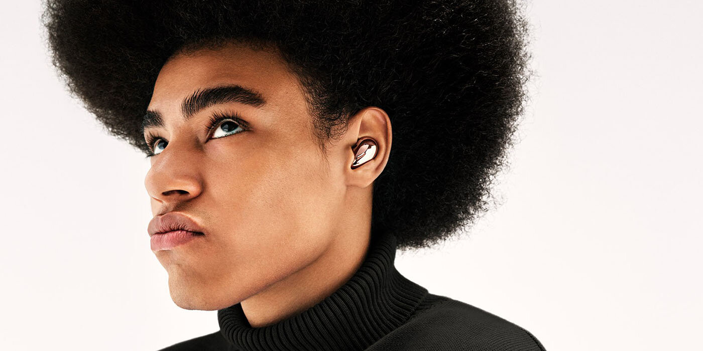 Zdjęcie na którym widać mężczyznę używającego słuchawek galaxy buds live dostępnych w mediaexpert Zdjęcie na którym widać mężczyznę używającego słuchawek galaxy buds live dostępnych w mediaexpert