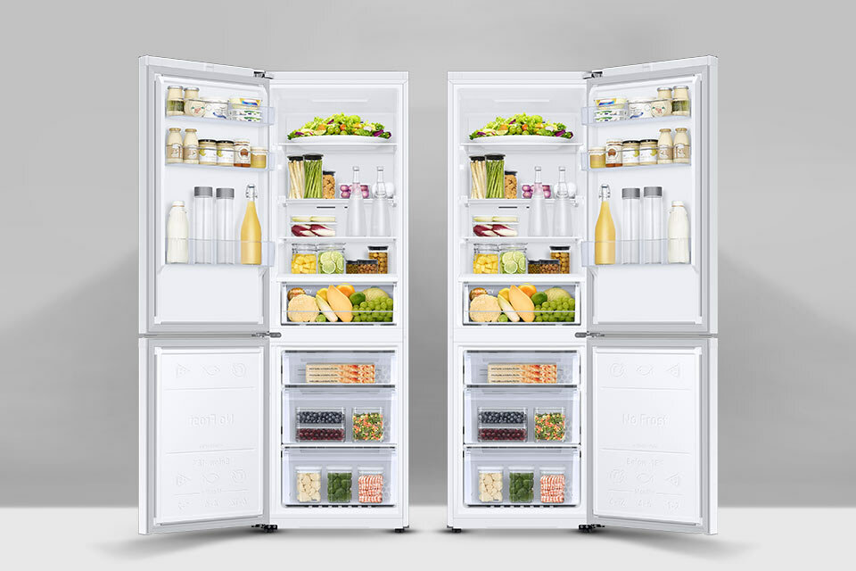 Otwarte na oścież lodówki Samsung z otwierającymi się na dwie różne strony drzwiami Otwarte na oścież lodówki Samsung z otwierającymi się na dwie różne strony drzwiami