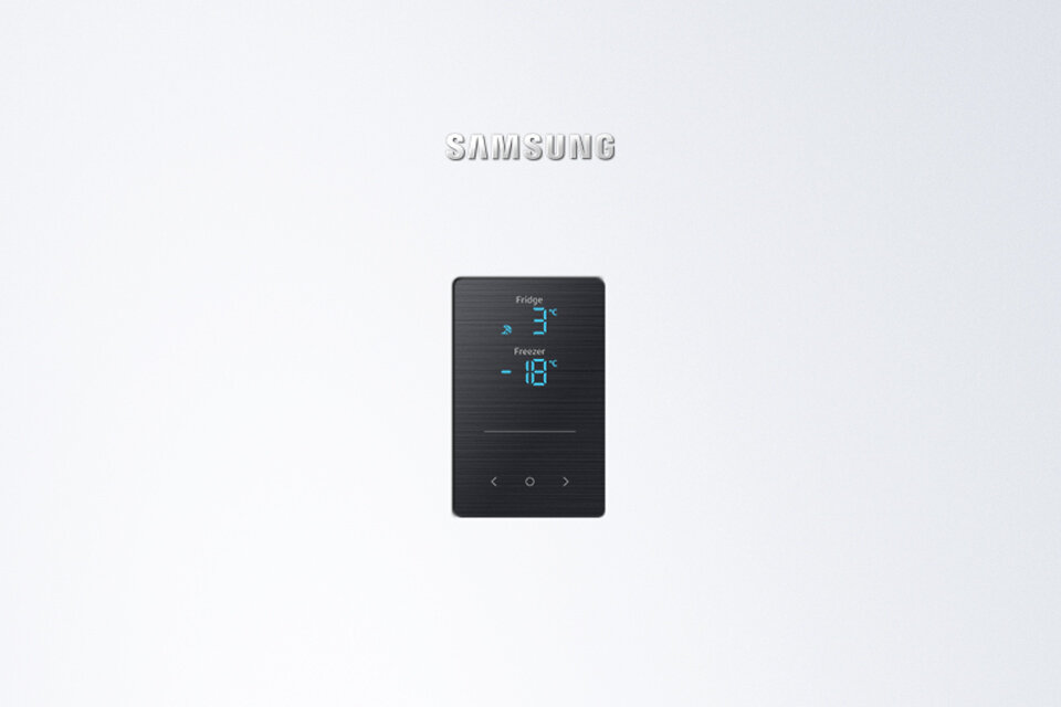 Elektroniczny panel sterowania na białym froncie lodówki. Wyświetlenie w niebieskim kolorze Elektroniczny panel sterowania na białym froncie lodówki. Wyświetlenie w niebieskim kolorze