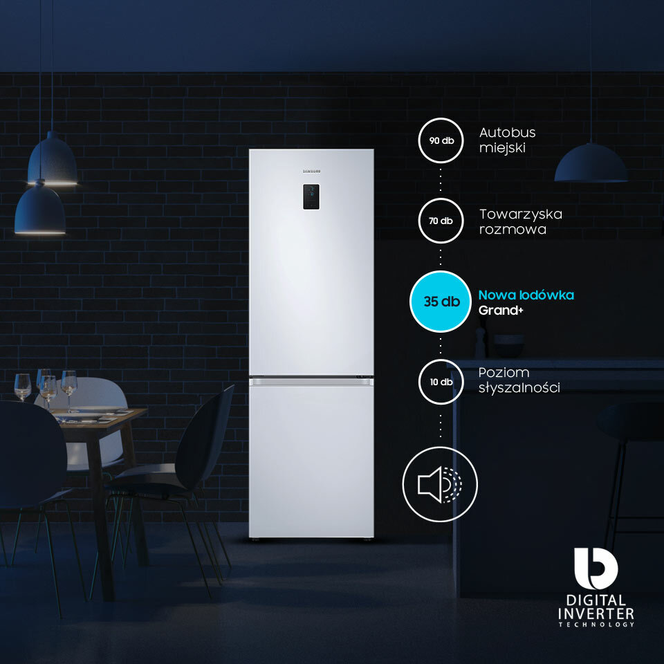 Biała lodówka w lekko oświetlonej kuchni z częścią jadalnianą. Stół zastawiony na kolację dla 4 osób. Biała lodówka w lekko oświetlonej kuchni z częścią jadalnianą. Stół zastawiony na kolację dla 4 osób.