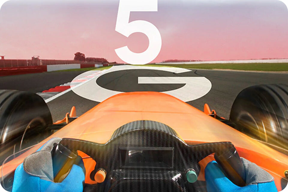 Screenshot z gry wyścigowej, widok kierowcy Screenshot z gry wyścigowej, widok kierowcy