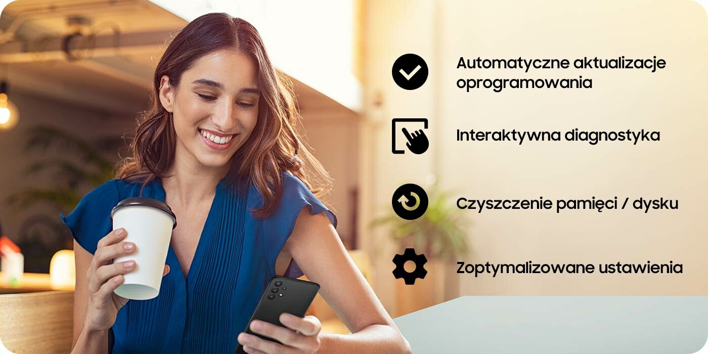 Uśmiechnięta dziewczyna korzystająca z Samsung Members Uśmiechnięta dziewczyna korzystająca z Samsung Members