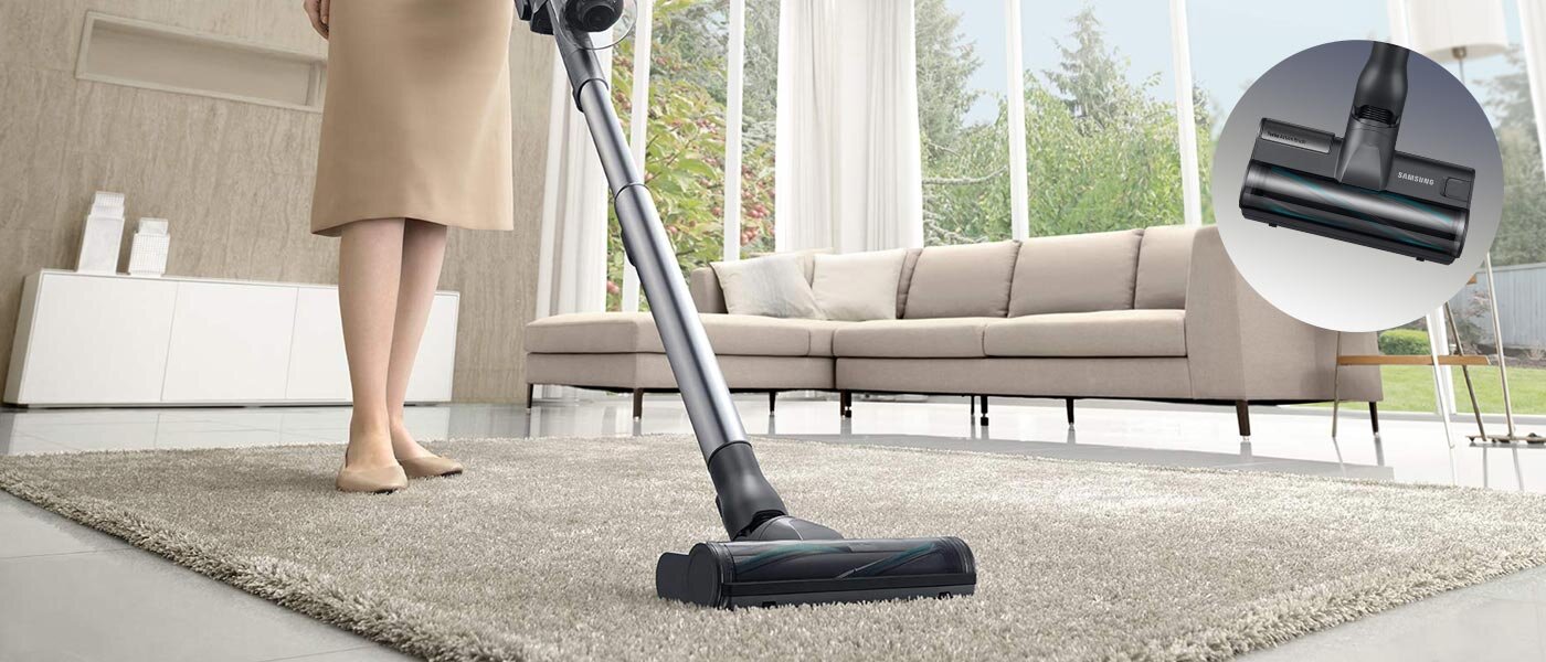 Dostępny w Media Expert odkurzacz Samsung Jet Pet wyposażony w szczotkę Turbo Action z łatwością radzi sobie z odkurzaniem dywanów i wykładzin, co pokazano na zdjęciu Dostępny w Media Expert odkurzacz Samsung Jet Pet wyposażony w szczotkę Turbo Action z łatwością radzi sobie z odkurzaniem dywanów i wykładzin, co pokazano na zdjęciu