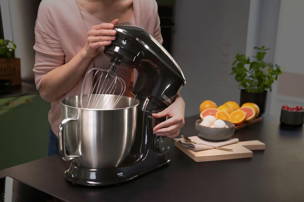 Robot kuchenny planetarny ZEEGMA Planeet Chef (2200W) różne czynnosci kuchenne rozbudowane akcesoria 6-stopniowa regulacja prędkości mieszanie wyrabianie ubijanie ciast mas oraz kremów wielozadaniowość oszczędność czasu komfort wyboru
