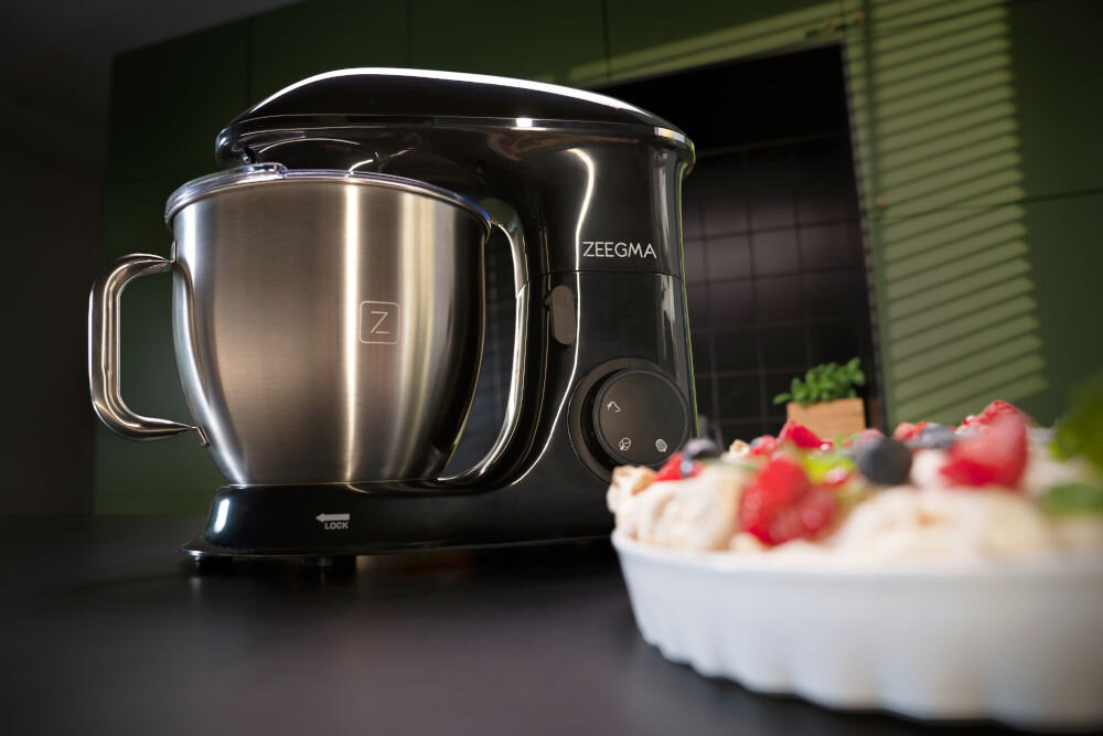 Robot kuchenny planetarny ZEEGMA Planeet Chef (2200W) wbudowane systemy bezpieczne użytkowanie antypoślizgowe nóżki zapobieganie przesuwaniu wbudowane zabezpieczenie ThermoFuse ochrona przed przegrzaniem silnika dłuższy okres eksploatacji blokada uniemożliwiająca uruchomienie robota