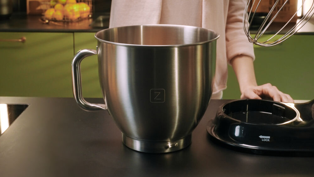 Robot kuchenny planetarny ZEEGMA Planeet Chef (2200W) duża ilość masy misa pojemność 6,5 l stal nierdzewna trwałośc długa żywotność ergonomiczny uchwyt wygodne opróżnianie naczynia przenoszenie przygotowanego ciasta praktyczny wygodny w użyciu