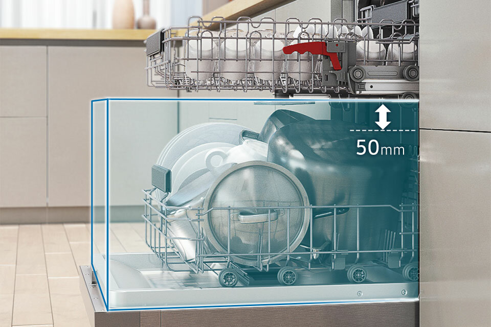 Zawsze znajdziesz miejsce dla naczyń w zmywarce. Dzięki regulacji kosza dopasujesz wnętrze np. do dużych desek do krojenia Zawsze znajdziesz miejsce dla naczyń w zmywarce. Dzięki regulacji kosza dopasujesz wnętrze np. do dużych desek do krojenia