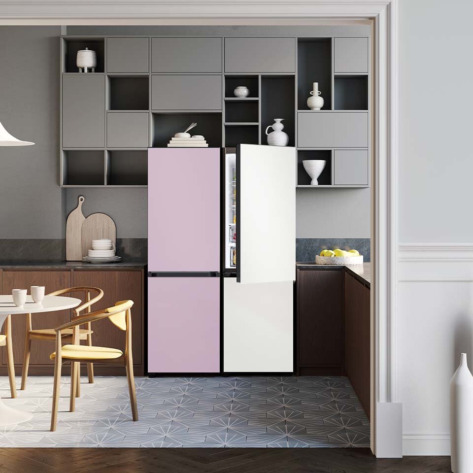 Zdjęcie przedstawia pomieszczenie kuchenne zaaranżowane w stylu skandynawskim, w którym stoją dwie lodówki z serii Samsung BESPOKE. Zdjęcie przedstawia pomieszczenie kuchenne zaaranżowane w stylu skandynawskim, w którym stoją dwie lodówki z serii Samsung BESPOKE.