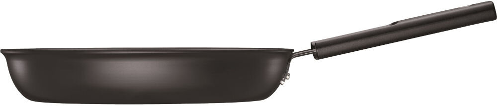 Patelnia FISKARS Hard Face 1052221 20 cm białe tło czarna patelnia stoi bokiem rączka Uchwyt z trwałego i wysokiej jakości tworzywa sztucznego komfort użytkowania ergonomiczny kształt pewny stabilny chwyt maksymalne bezpieczeństwo wygoda pracy możliwość używania jej w piekarniku (do 150°C) wszechstronna do smażenia zapiekania potraw