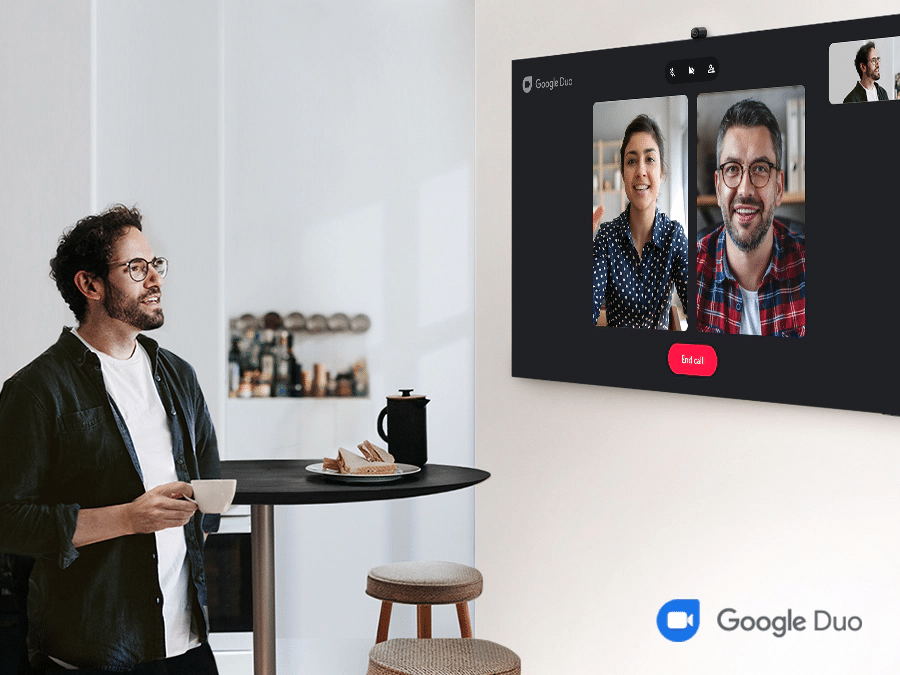 phpoduqah pl-feature-make-video-calls-on-the-big-screen-531081185 Mężczyzna prowadzi wideorozmowę z dwojgiem innych osób przez Google Duo. Q80BATXXH