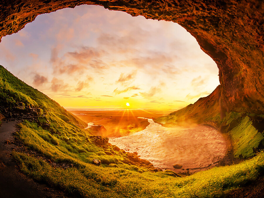 phplppp1w pl-feature-see-dark-and-light-in-every-scene-531168561 Zachodzące w tle słońce jasno oświetla krajobraz. Technologia HDR odzwierciedla żywe kolory i najmniejsze detale. BU8002KXXH