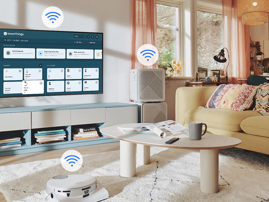 phpsxppak pl-feature-your-best-home-butler-531081379 Na ekranie telewizora widać menu SmartThings. Ikonki WiFi pokazane nad telewizorem, odkurzaczem samojezdnym i oczyszczaczem powietrza. BU8002KXXH