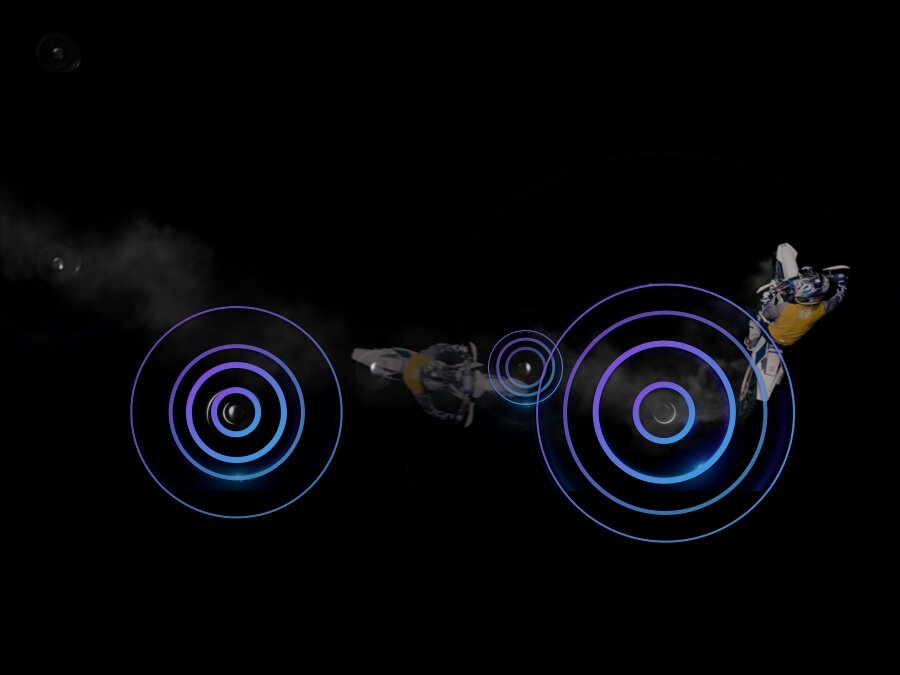 Motocykle jadą przez piach, pozostawiając za sobą tumany kurzu. Telewizor QLED wydaje dźwięki brzmiące tak, jakby prawdziwy motocykl przejechał tuż obok. Motocykle jadą przez piach, pozostawiając za sobą tumany kurzu. Telewizor QLED wydaje dźwięki brzmiące tak, jakby prawdziwy motocykl przejechał tuż obok.