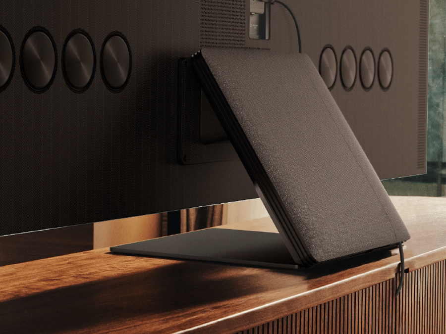 Moduł One Connect Pro przymocowany do telewizora QLED, wyglądający jak podstawka. Moduł One Connect Pro przymocowany do telewizora QLED, wyglądający jak podstawka.