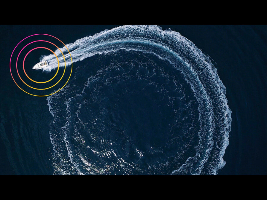 phprrmr39 pl-feature-dynamic--realistic-sound-that-tracks-the-action-531081187 Przy widoku z lotu ptaka, łódź wydająca dźwięki robi na ekranie koło i wypływa w górnym lewym rogu. QN95BATXXH