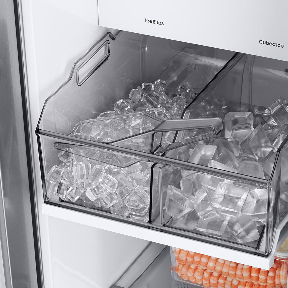 Zbliżenie na kostkarkę oferującą dwa rodzaje kostek lodu Zbliżenie na kostkarkę oferującą dwa rodzaje kostek lodu