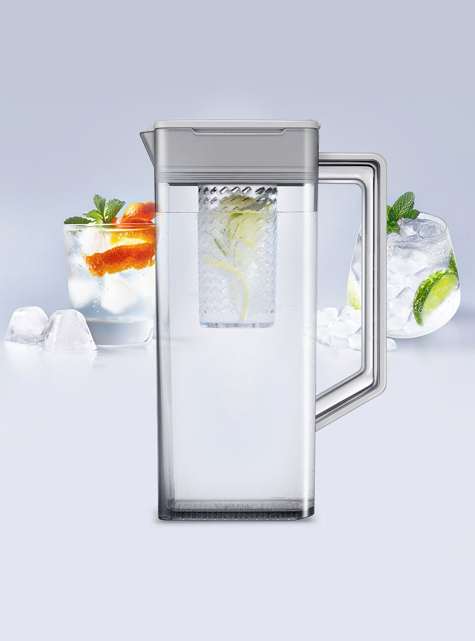 Zdjęcie dzbanka na wodę z umieszczoną w niej cytryną, by przygotować pyszną lemoniadę Zdjęcie dzbanka na wodę z umieszczoną w niej cytryną, by przygotować pyszną lemoniadę