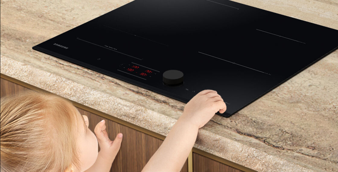 Blokada bezpieczeństwa chroni przed przypadkowym uruchomieniem płyty indukcyjnej Samsung przez dziecko na zdjęciu Blokada bezpieczeństwa chroni przed przypadkowym uruchomieniem płyty indukcyjnej Samsung przez dziecko na zdjęciu