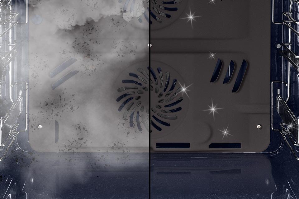 Zdjęcie komory piekarnika Samsung NV7B44257AK wypełnionej parą pokazuje łatwy i ekologiczny sposób na doczyszczenie ścianek z resztek jedzenia Zdjęcie komory piekarnika Samsung NV7B44257AK wypełnionej parą pokazuje łatwy i ekologiczny sposób na doczyszczenie ścianek z resztek jedzenia