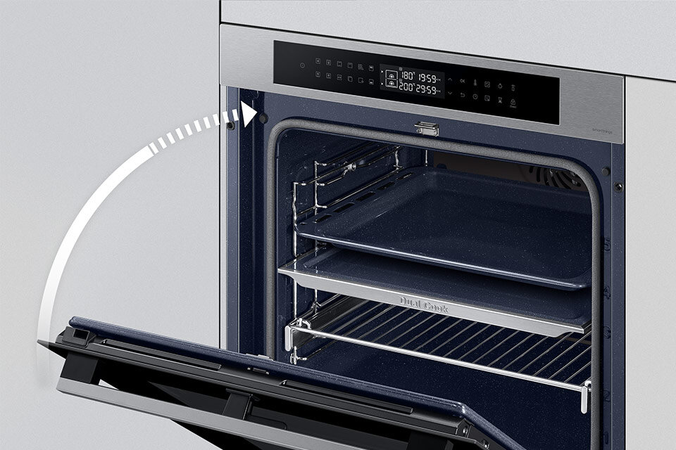 Zdjęcie ukazujące jak drzwi piekarnika NV7B4345VAS zwalniają na końcowym odcinku, by domknąć się cicho Zdjęcie ukazujące jak drzwi piekarnika NV7B4345VAS zwalniają na końcowym odcinku, by domknąć się cicho