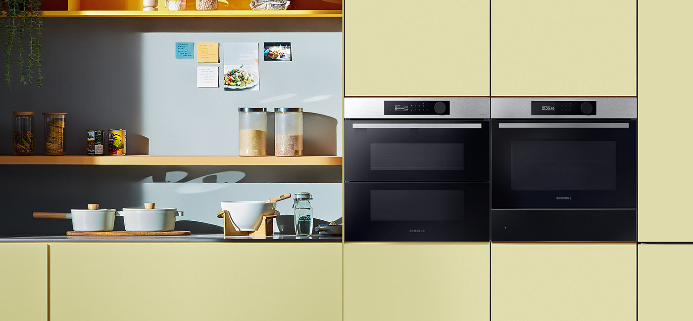 Piekarnik NV7B5745PAS/U2 wraz z akcesoriami został pokazany na zdjęciu w pastelowozielonej zabudowie kuchennej Piekarnik NV7B5745PAS/U2 wraz z akcesoriami został pokazany na zdjęciu w pastelowozielonej zabudowie kuchennej