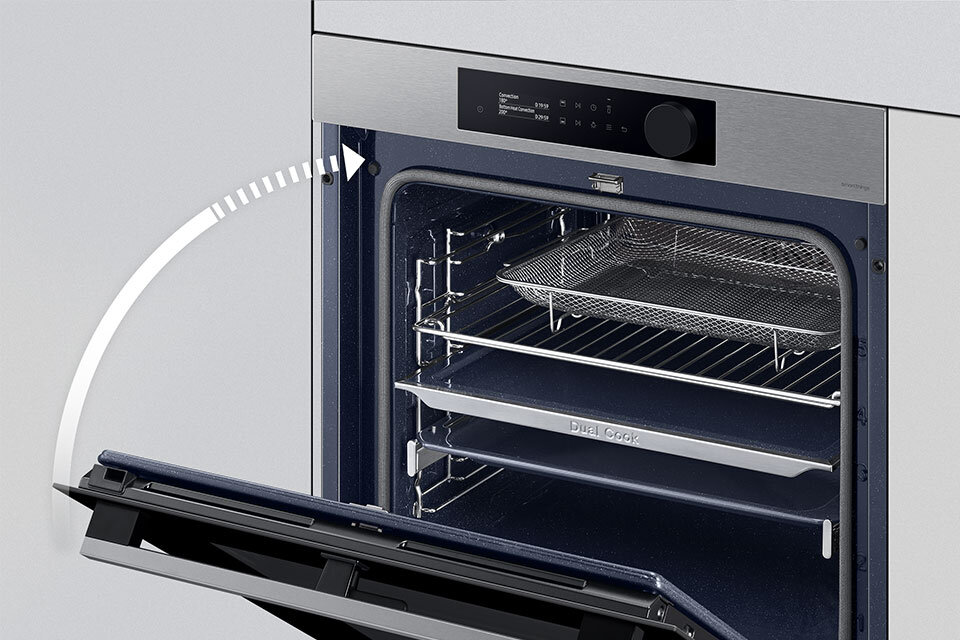 Widoczny na grafice piekarnik Samsung NV7B5745PAS/U2 dostępny w ofercie sklepów Media Expert posiada drzwi o specjalnych zawiasach zapewniających łagodny domyk Widoczny na grafice piekarnik Samsung NV7B5745PAS/U2 dostępny w ofercie sklepów Media Expert posiada drzwi o specjalnych zawiasach zapewniających łagodny domyk