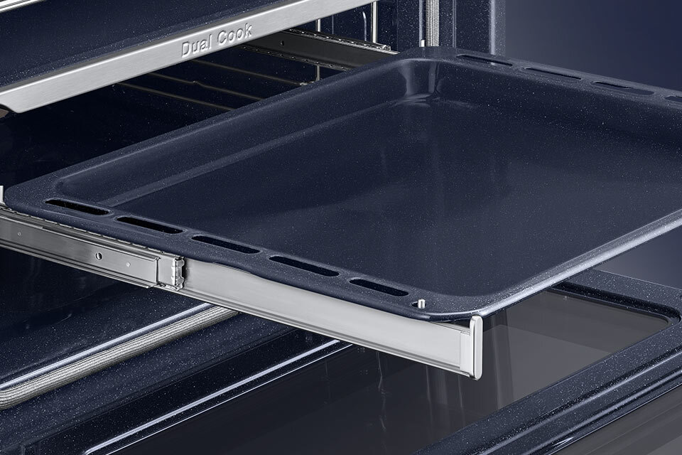 Na zdjęciu widać blachę dołączoną do piekarnika Samsung umieszczoną na zapewniających komfort użytkowania prowadnicach teleskopowych Na zdjęciu widać blachę dołączoną do piekarnika Samsung umieszczoną na zapewniających komfort użytkowania prowadnicach teleskopowych