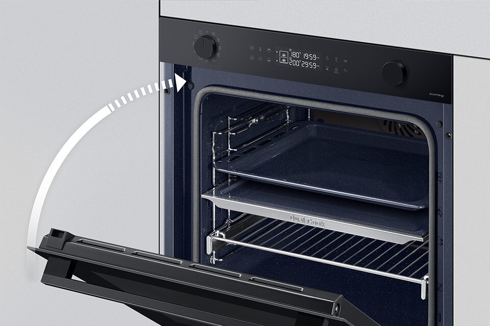 Zbliżenie na drzwi urządzenia i graficznie ukazanie, że w końcowym odcinku zwalniają, by domknąć się po cichu Zbliżenie na drzwi urządzenia i graficznie ukazanie, że w końcowym odcinku zwalniają, by domknąć się po cichu