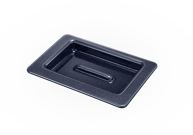 Zdjęcie pokazuje tacę, do której nalewa się wodę, by wspomóc proces pieczenia Zdjęcie pokazuje tacę, do której nalewa się wodę, by wspomóc proces pieczenia