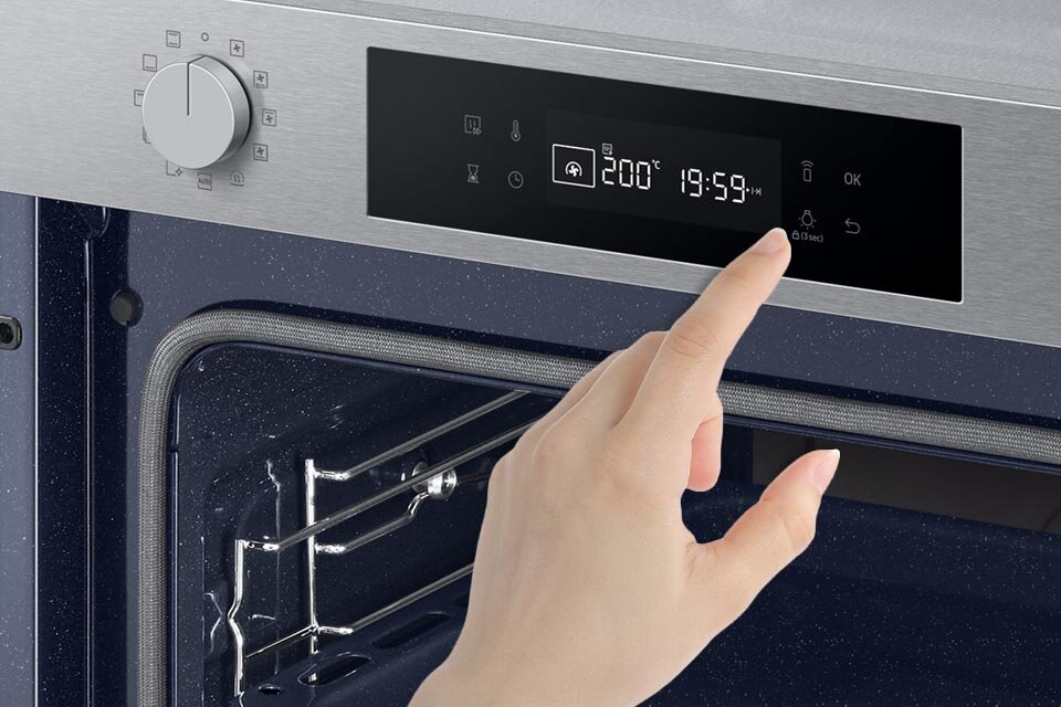 Palec zbliżający się do przycisku blokady rodzicielskiej, by dezaktywować panel sterowania Palec zbliżający się do przycisku blokady rodzicielskiej, by dezaktywować panel sterowania