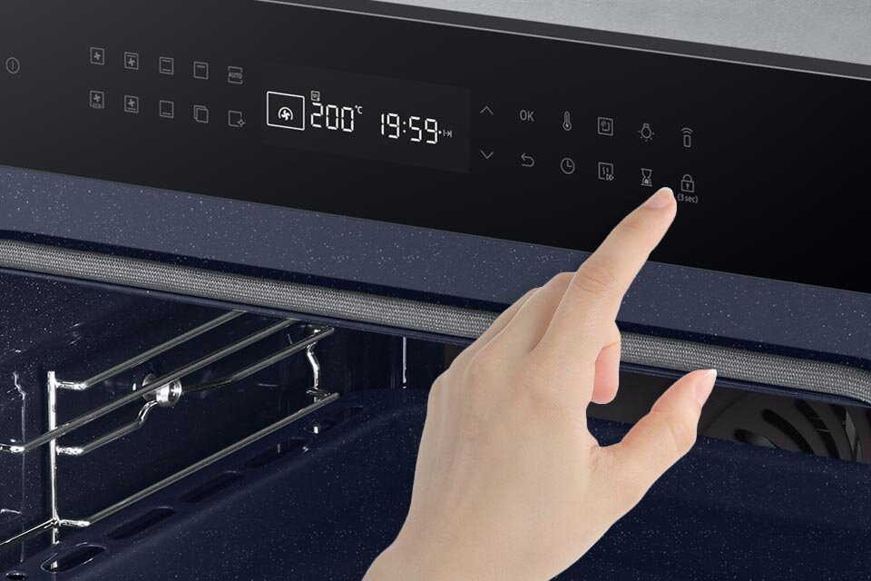 Użytkownik wybierający ustawienia na panelu sterowania. Użytkownik wybierający ustawienia na panelu sterowania.