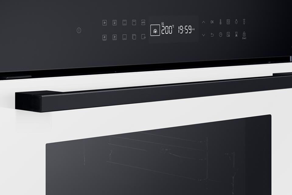 Ilustracja przedstawia front piekarnika w kolorze alabastrowej bieli, w którego górnej części znajduje się panel kontrolny. Ilustracja przedstawia front piekarnika w kolorze alabastrowej bieli, w którego górnej części znajduje się panel kontrolny.