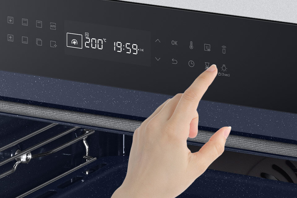 zbliżenie na dłoń obsługującą piekarnik NV7B4020ZAK zbliżenie na dłoń obsługującą piekarnik NV7B4020ZAK