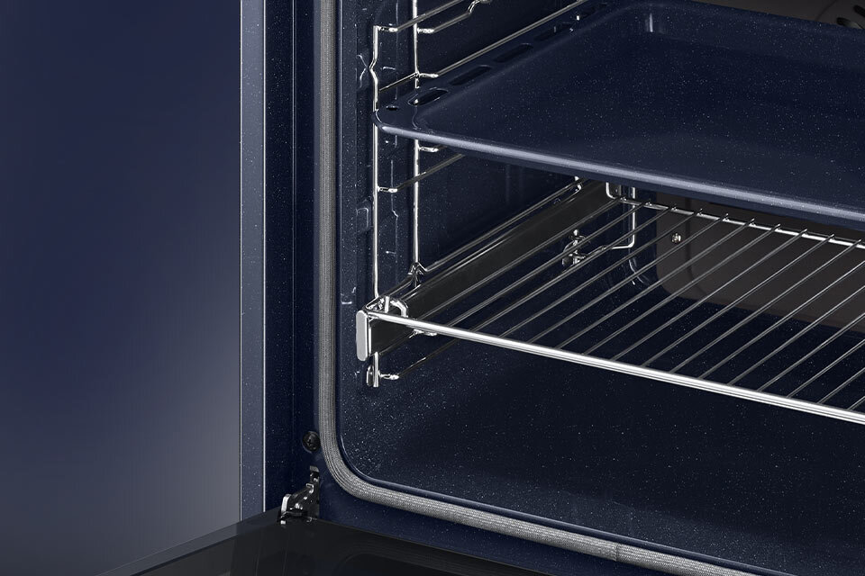 na zdjęciu widać blachę i ruszt umieszczone we wnętrzu piekarnika na zdjęciu widać blachę i ruszt umieszczone we wnętrzu piekarnika