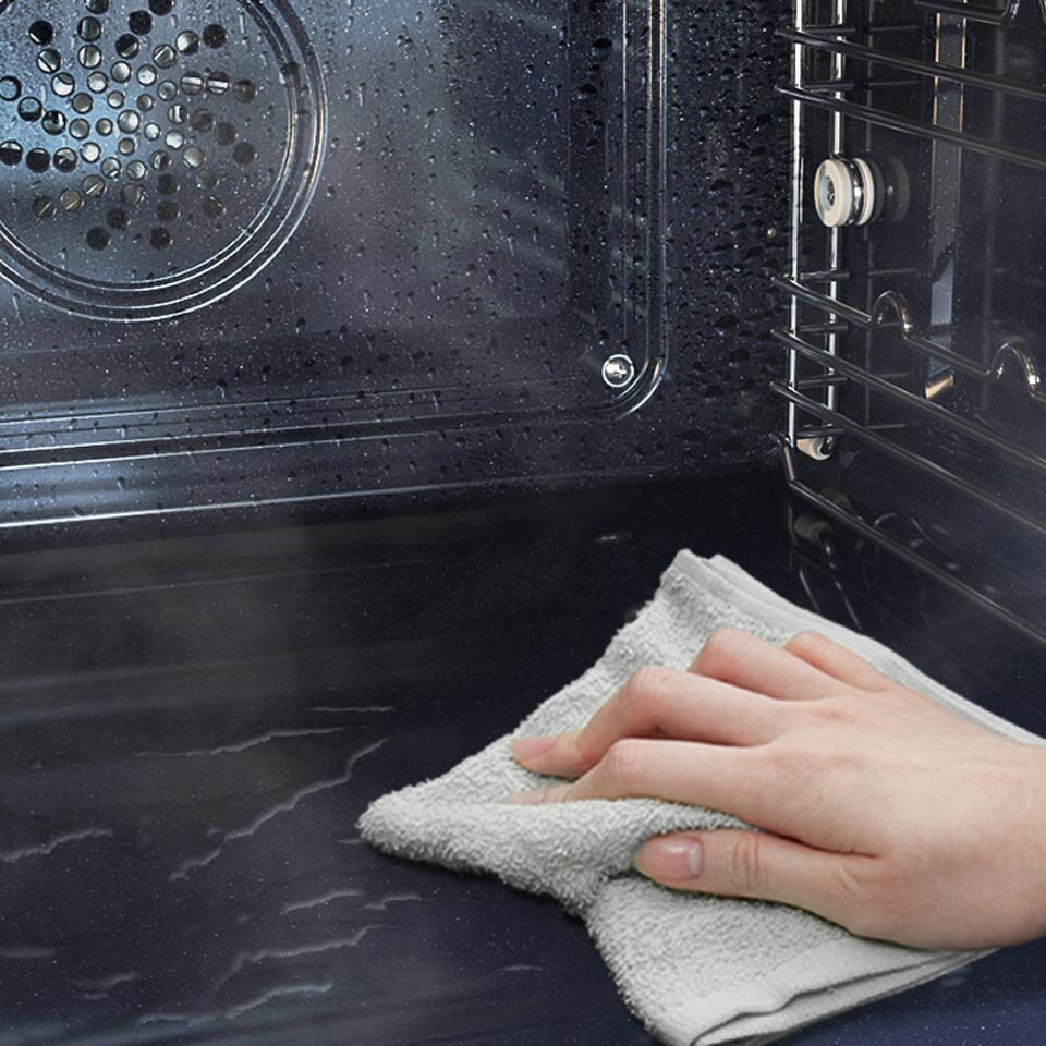 Wykorzystanie miękkiej ściereczki pozwala w prosty sposób usunąć zalegający brud Wykorzystanie miękkiej ściereczki pozwala w prosty sposób usunąć zalegający brud