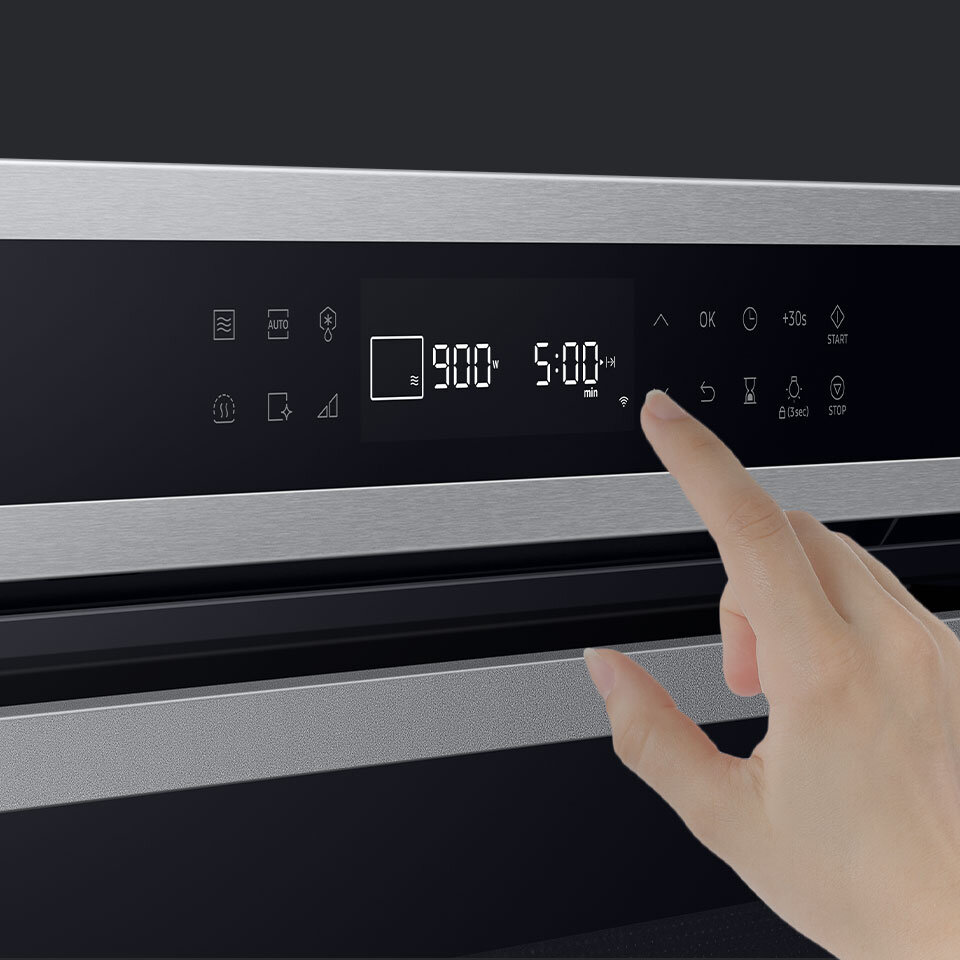 Zbliżenie na czytelny wyświetlacz LED obsługiwany przez użytkownika kuchenki mikrofalowej Samsung Zbliżenie na czytelny wyświetlacz LED obsługiwany przez użytkownika kuchenki mikrofalowej Samsung