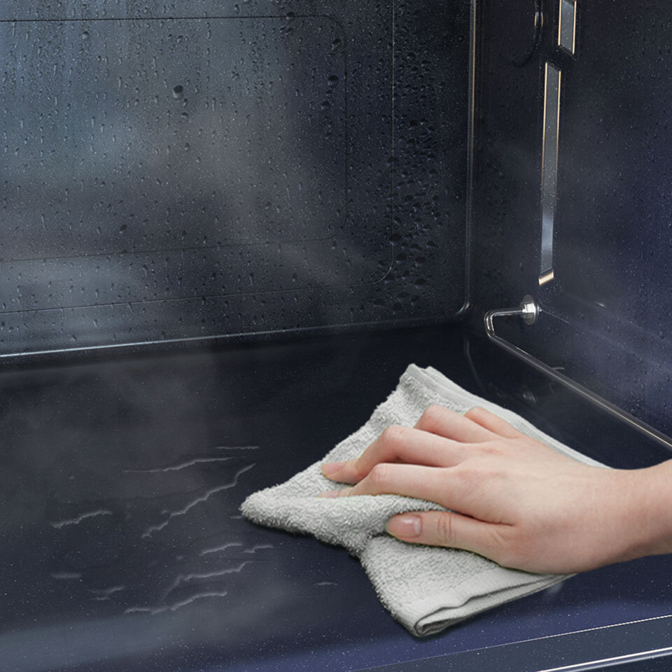 Prosty sposób na czyszczenie kuchenki mikrofalowej za pomocą miękkiej ściereczki Prosty sposób na czyszczenie kuchenki mikrofalowej za pomocą miękkiej ściereczki