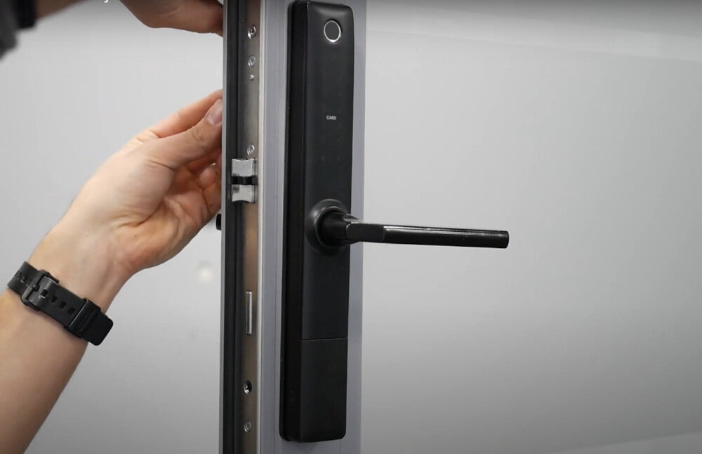 Klamka EURA ELH-20H4 Bluetooth natychmiastowe dzialanie mechanizmu zapadki dwa klucze mechaniczne zasilanie 4 baterie alkiczne AA dzialanie okolo 1 roku wbudowane gniazdu micro-USB