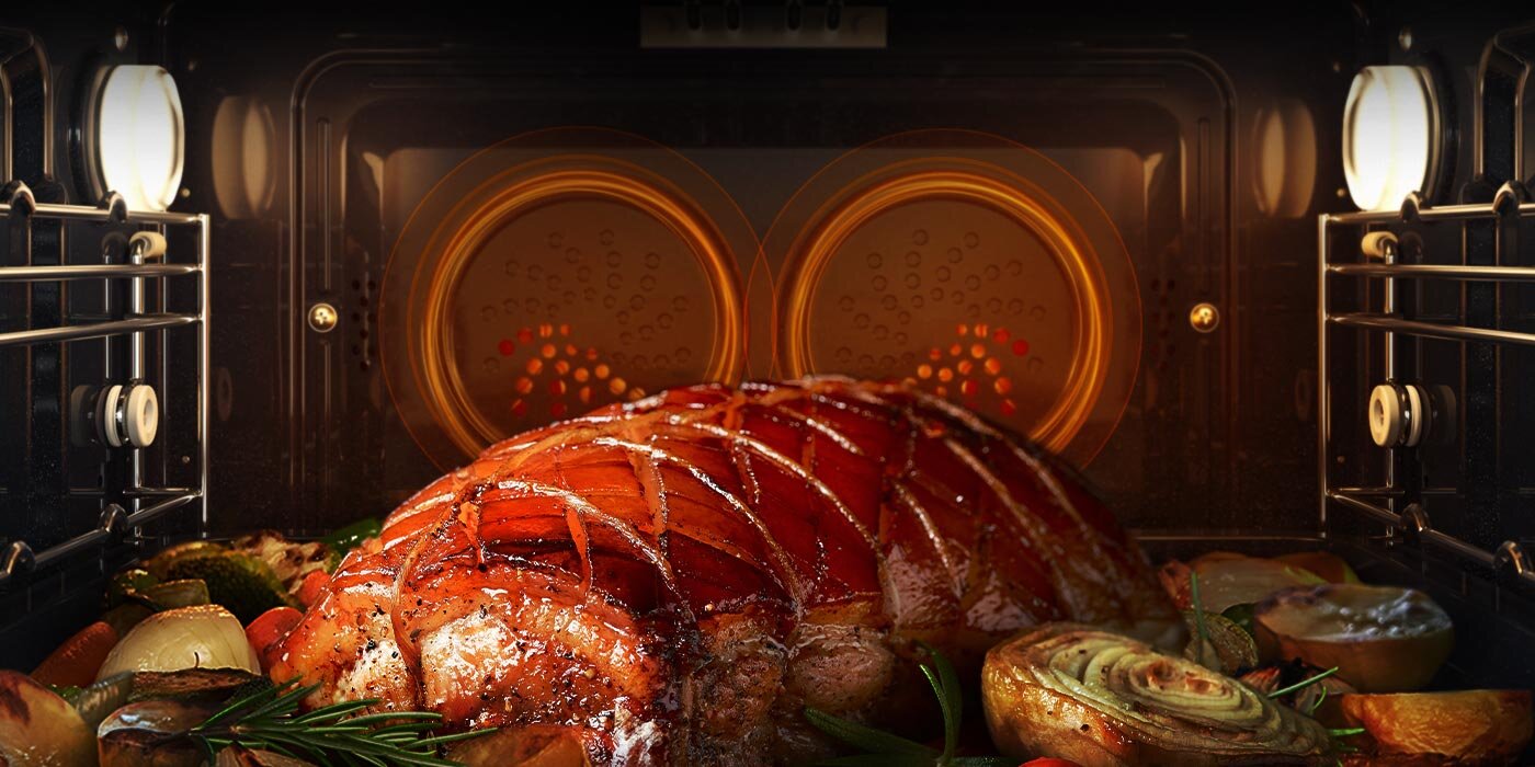 Wnętrze piekarnika z dwoma wentylatorami dla równomiernego opiekania potraw Wnętrze piekarnika z dwoma wentylatorami dla równomiernego opiekania potraw