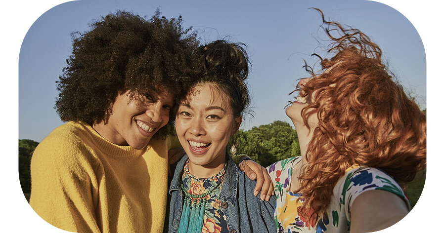 Ziarniste zdjęcie grupy przyjaciół zmienia się w wyraźne i jasne zdjęcie dzięki Photo Remaster.