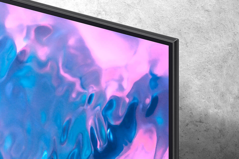 Smukły design telewizora na jednym z trzech ujęć Smukły design telewizora na jednym z trzech ujęć