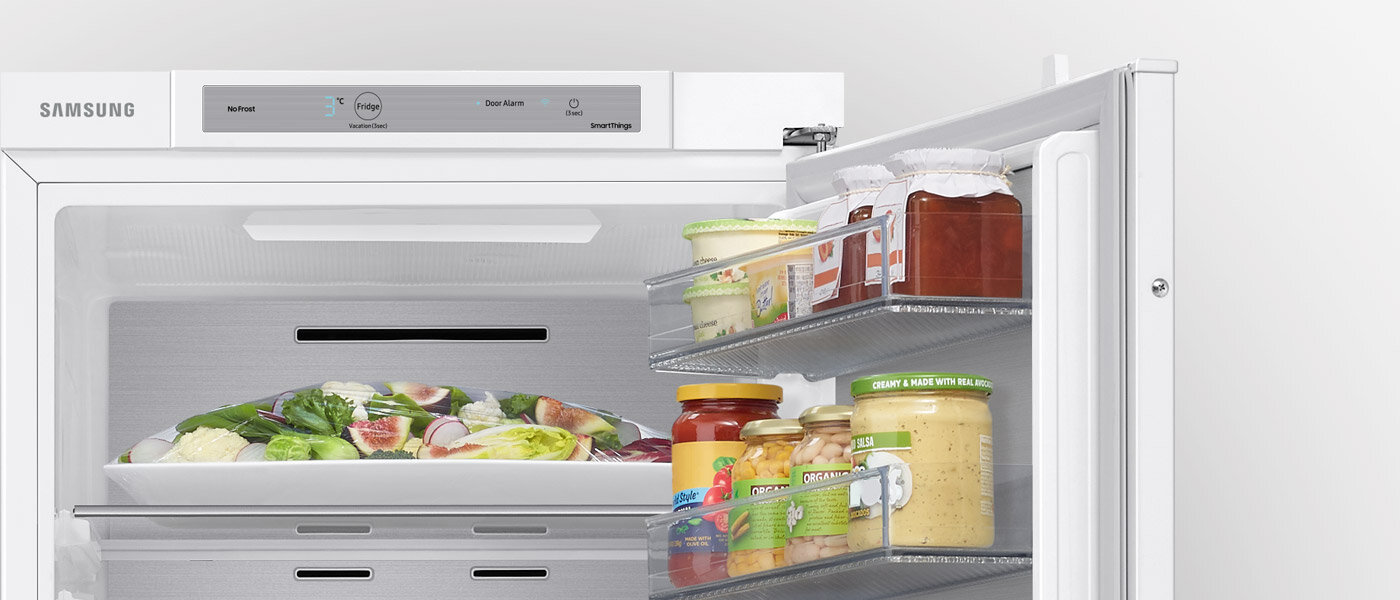 Zbliżenie pokazujące zawiasy suwakowe w jednodrzwiowej chłodziarce Samsung BRR29703EWW Zbliżenie pokazujące zawiasy suwakowe w jednodrzwiowej chłodziarce Samsung BRR29703EWW