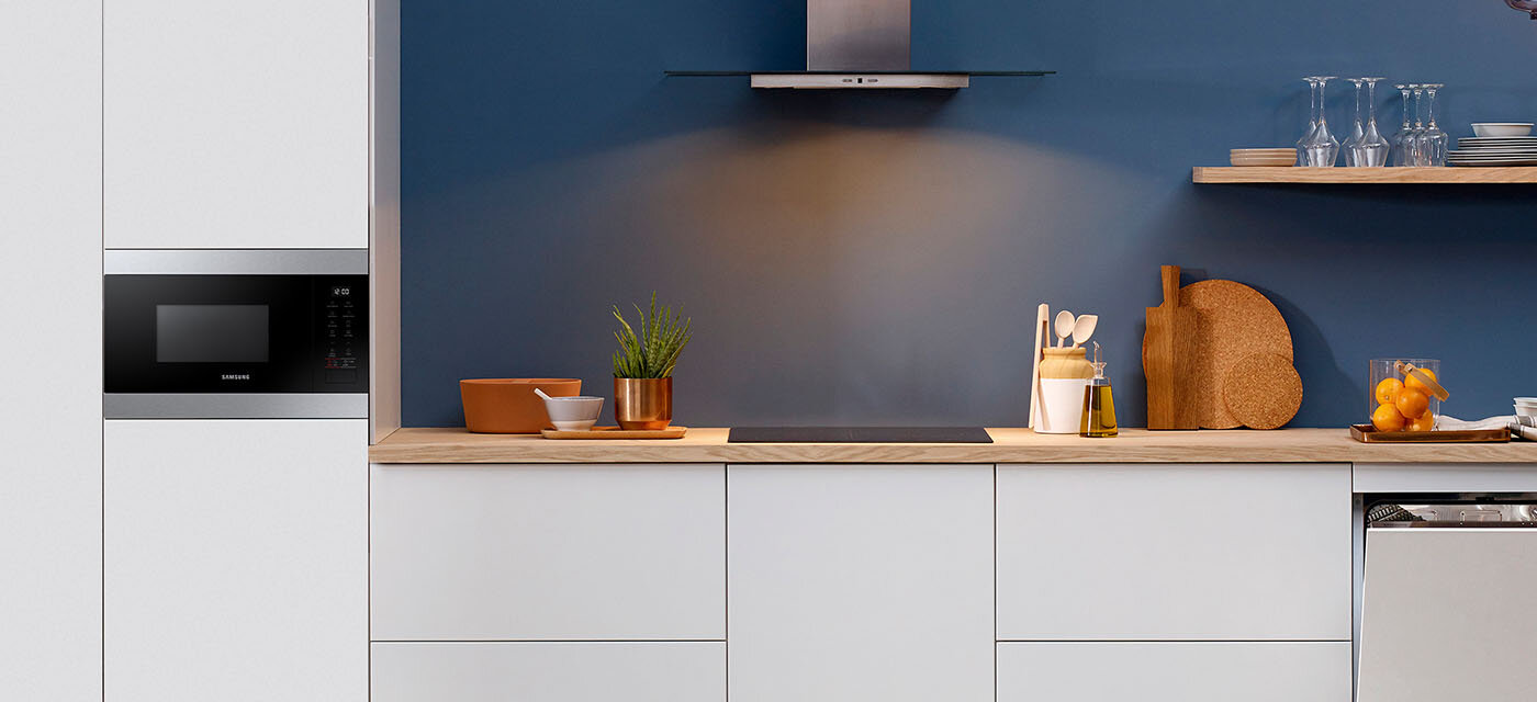 Harmonijnie urządzona kuchnia, w której funkcjonuje mikrofalówka Samsung MG22M8254AT Harmonijnie urządzona kuchnia, w której funkcjonuje mikrofalówka Samsung MG22M8254AT