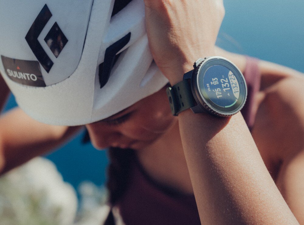Smartwatch SUUNTO Vertical ekran bateria czujniki zdrowie sport pasek ładowanie pojemność rozdzielczość łączność sterowanie krew puls rozmowy smartfon aplikacja