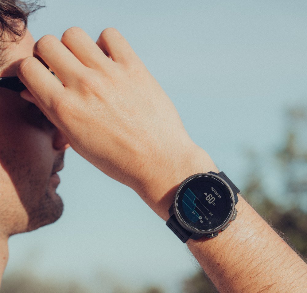Smartwatch SUUNTO Vertical ekran bateria czujniki zdrowie sport pasek ładowanie pojemność rozdzielczość łączność sterowanie krew puls rozmowy smartfon aplikacja