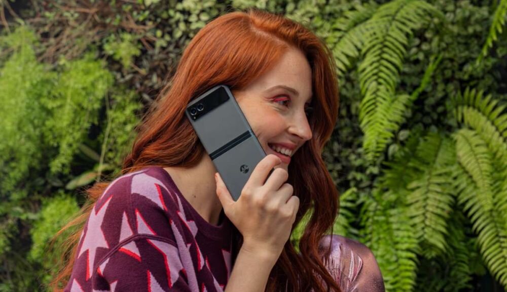 Smartfon MOTOROLA Razr 40 ekran bateria aparat procesor ram pamięć pojemność rozdzielczość zdjęcia filmy opis dane cechy blokady system łączność wifi bluetooth obudowa szkło odporność porty muzyka transfer sieć przekątna matryca waga czujniki oled amoled ips